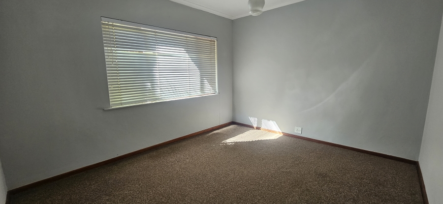 To Let 4 Bedroom Property for Rent in Lemoenkloof Western Cape